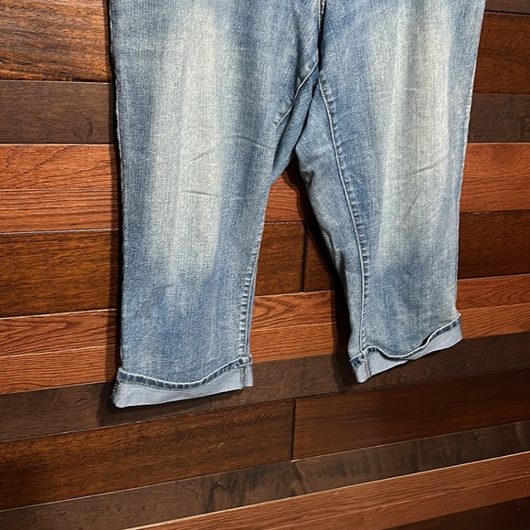 Cato Stretchy Light Blue Jean Capris - Picture 3 of 9